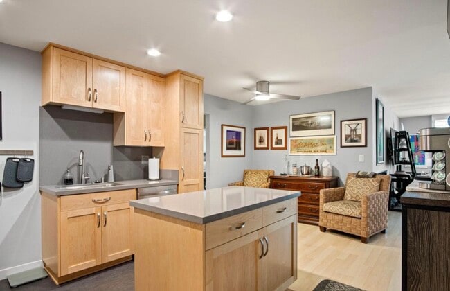 Building Photo - 11645 Montana Ave Unit One Bedroom Condo in Brentwood