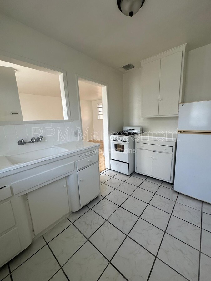 Photo - 1737 N Sycamore Ave Unit 204