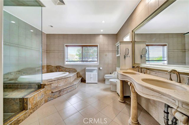 Building Photo - 16707 Moorpark St