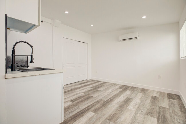 Photo - 18413 Erwin St