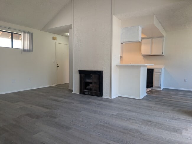 Building Photo - 5166 Dunbar Dr Unit D