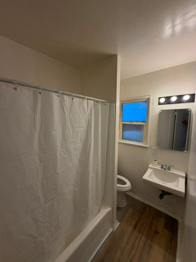 Building Photo - 1540 W 226th St Unit C