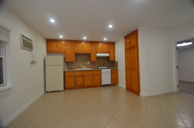 Photo - 19201 Strathern St