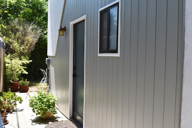 Studio Front Entrance - 2330 Malcolm Ave Unit #unique studio