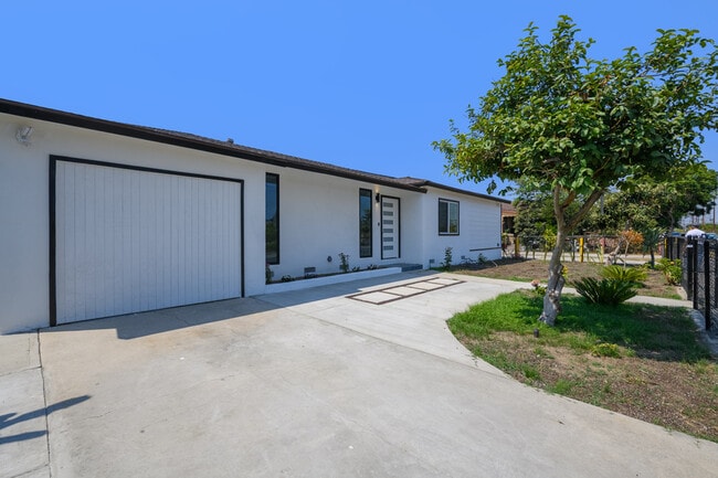 Photo - 6557 Darwell Ave House