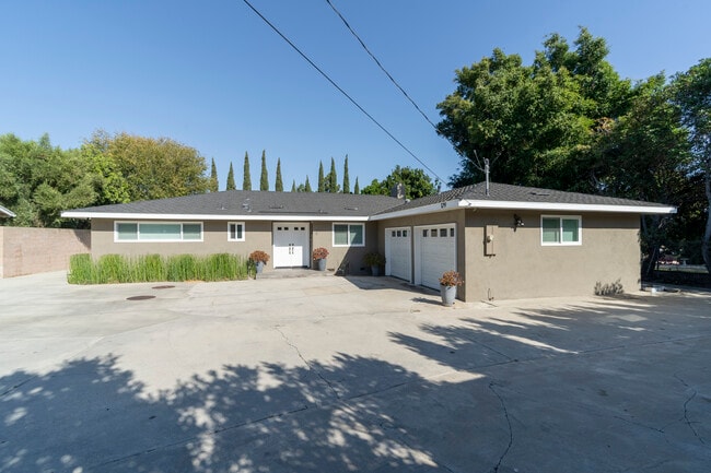 Photo - 129 E Loop Dr