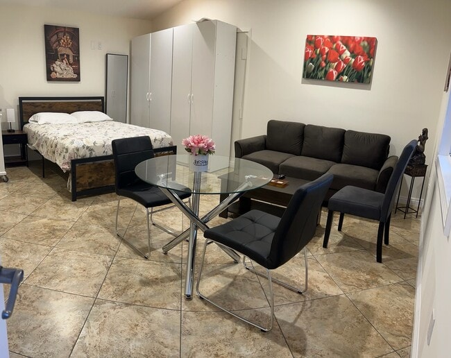 Building Photo - 741 W Dryden St Unit A