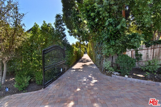 Photo - 4678 White Oak Ave