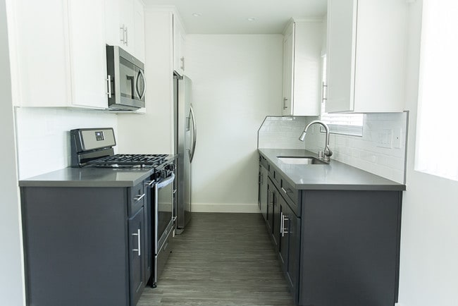 Full Kichen - 95 N. Michigan Ave. Apartments