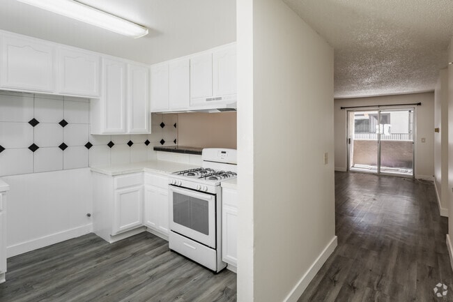 2BR, 2BA - 900SF - Kitchen - 744 Rose Ave