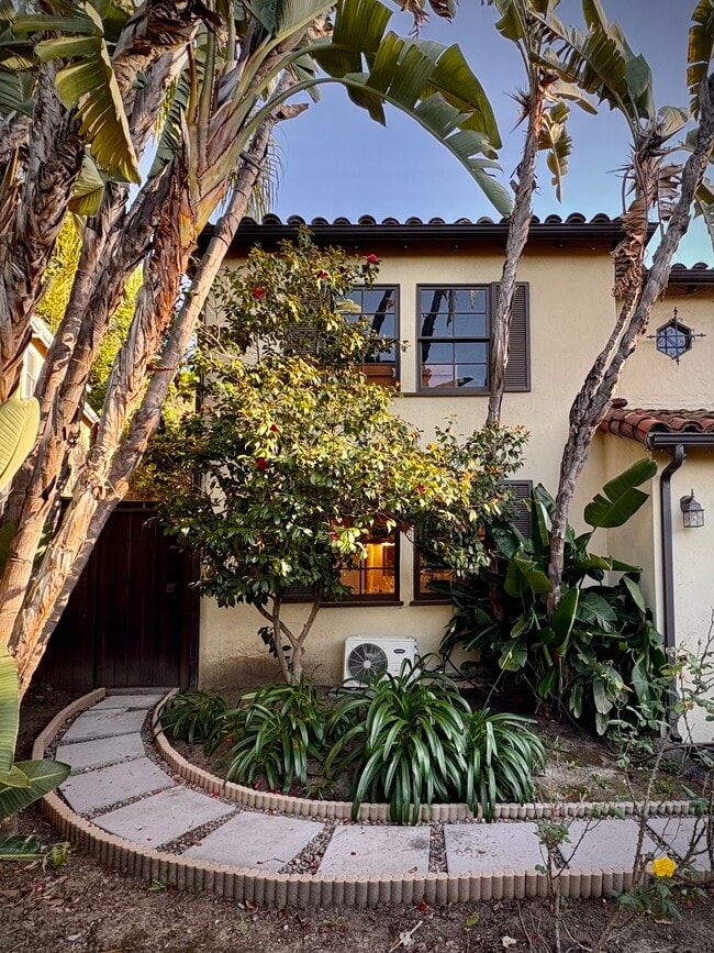 Photo - 3746 Lankershim Blvd Unit Guest House