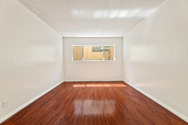 Photo - 10535 Lindley Avenue