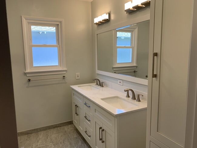 Bathroom - 3932 Walgrove Ave