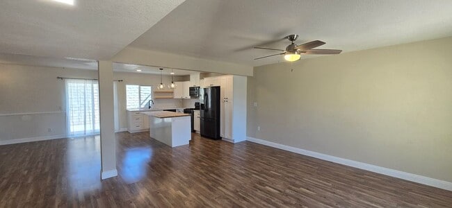 Building Photo - 751 Vía Los Santos