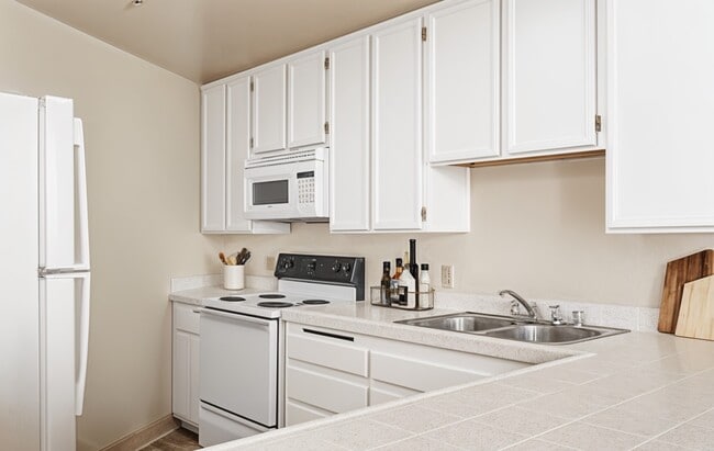 Photo - Diplomat Apartments