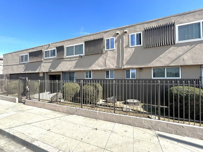 Building Photo - 10130 S Inglewood Ave Unit 8