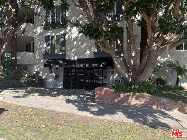 Building Photo - 10800 Holman Ave Unit PH3