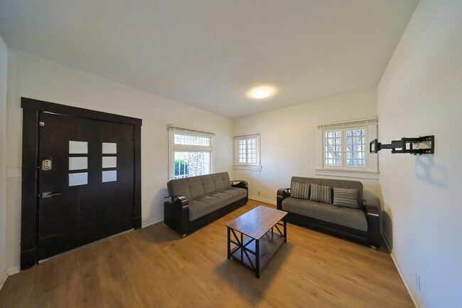 Photo - 3525 S Budlong Ave Unit 3525