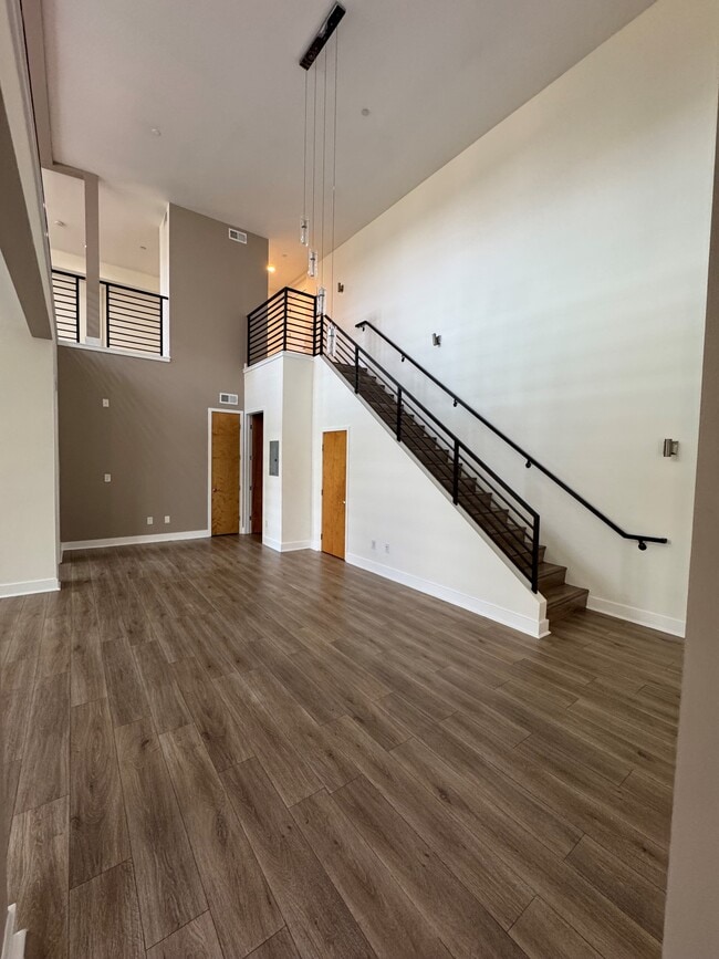 Building Photo - 575 Elm Ave Unit 20 PH