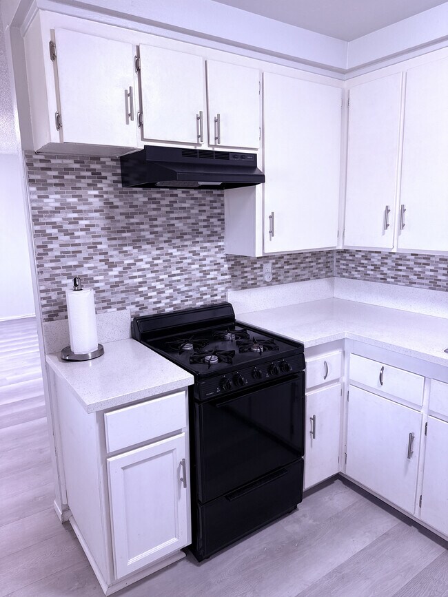 Kitchen - 4700 Clair del Ave Unit 651