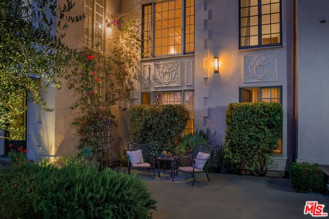 Photo - 152 S Roxbury Dr