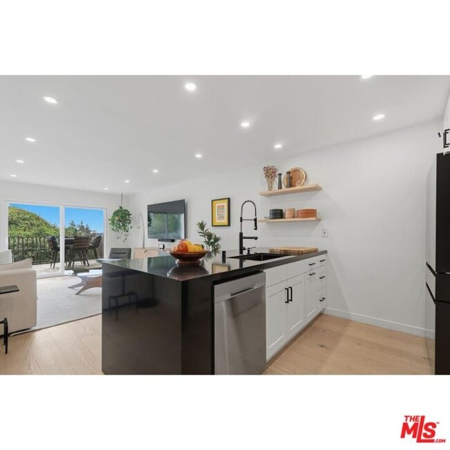 Building Photo - 1230 Horn Ave Unit 305