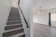 2BR, 2BA - 1,000SF - Stairs - 14655 Vanowen St