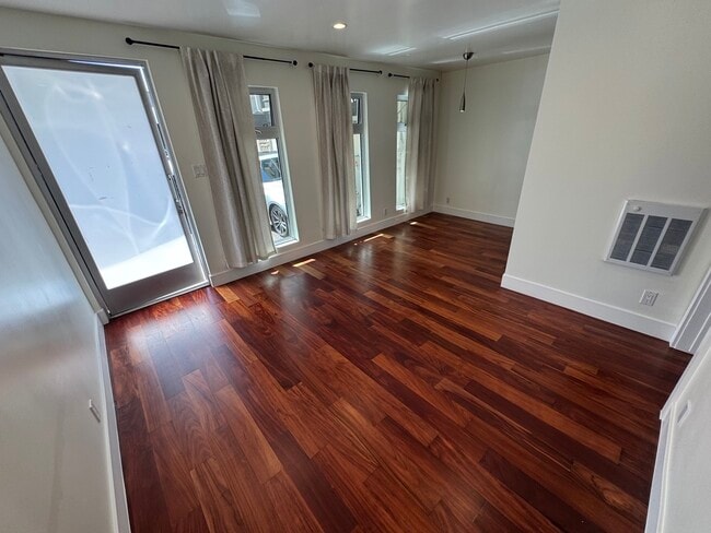 Photo - 1426 Main St Unit B