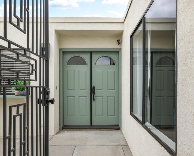 Photo - 1713 Grand Bahama Dr W