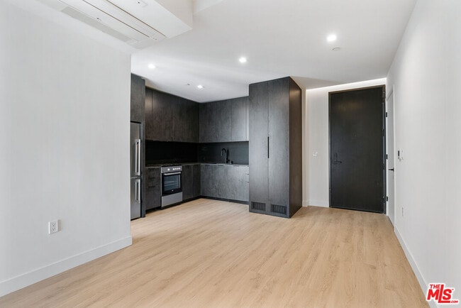 Building Photo - 3688 Overland Ave Unit 613