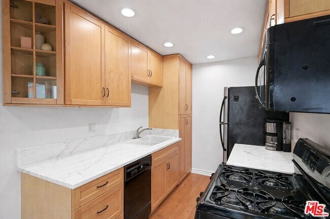 Photo - 924 5th St Unit 8