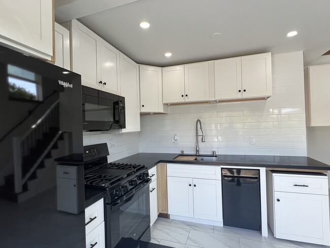 Full kitchen - 4529 Valencia Dr
