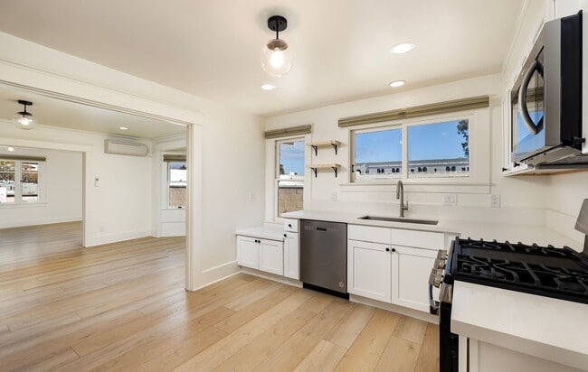 Building Photo - 3 Bed/2 Bath + Office Den - Downtown Santa Barbara Unit 511.5 Fig Ave.