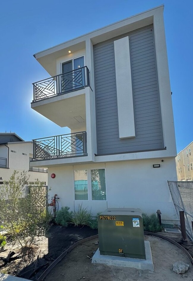 Building Photo - 3190 Carlin Ave Unit 112