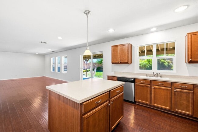 Photo - 4 bedrooms / 3 bathroom OPEN floor plan HOUSE for rent in LANCASTER
