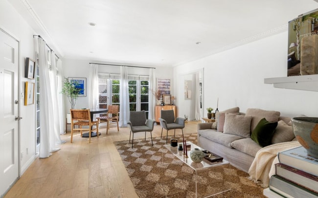 Building Photo - Charming Large 1 Bed with a Huge Private P... Unit 815 1/2 N Croft Ave ACTIVE