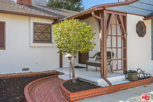 Photo - 5733 Radford Ave