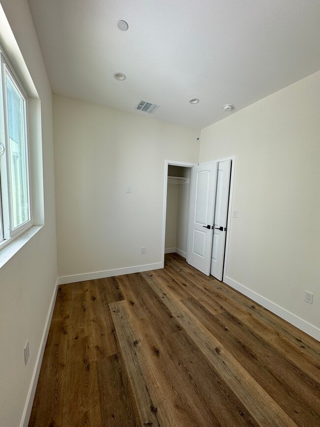 Photo - 5875 Towne Ave