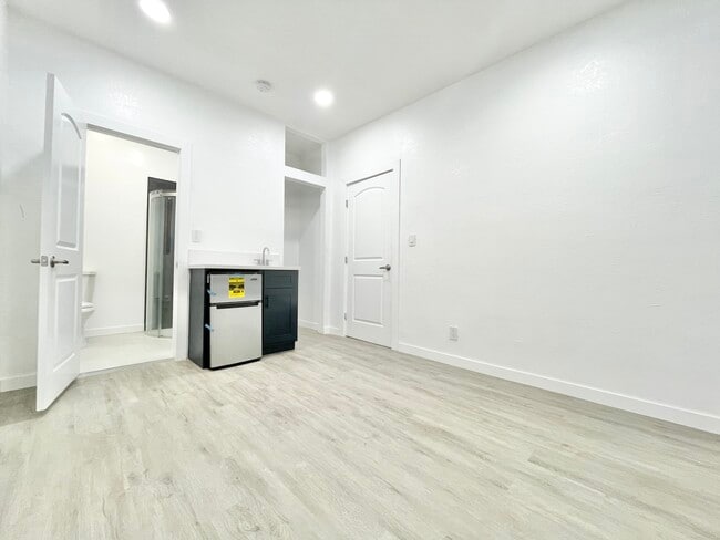 Photo - 2826 Darwin Ave Unit D