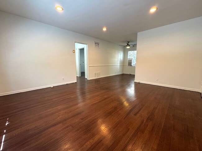 Photo - 1 Bed 1 Bath in Hollywood Heights with Private Garage included Unit 6703