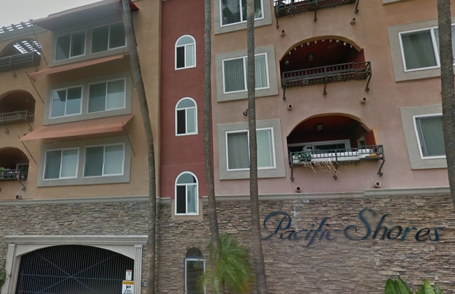 Building Photo - Located in northern Pacific Beach
