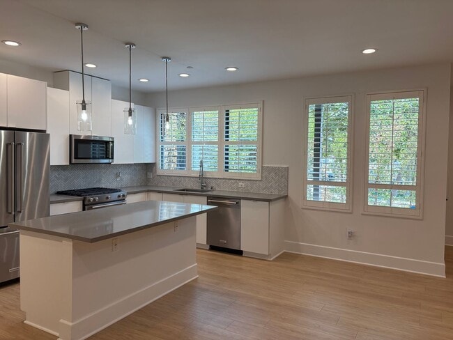 Beautiful-Luxury 3+3 Townhome in prestigio... - Beautiful-Luxury 3+3 Townhome in prestigio...
