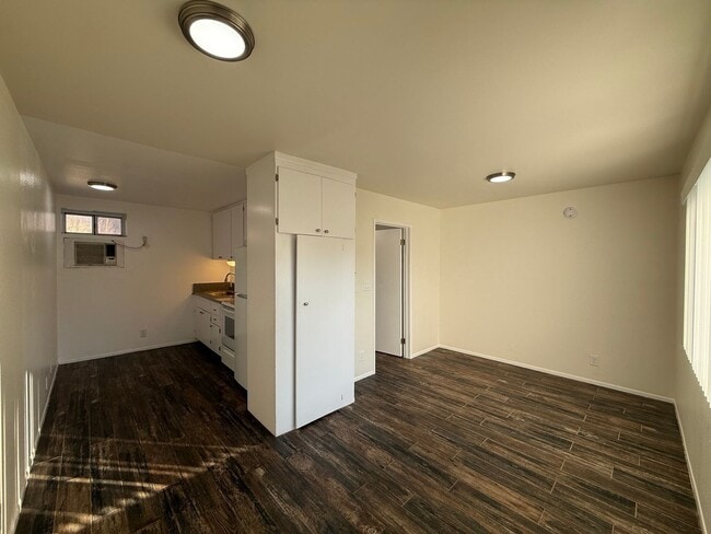 Building Photo - 15634 Leadwell St Unit 9