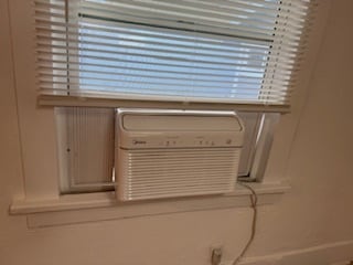 Air con in living/dining area - 239 Newport Ave