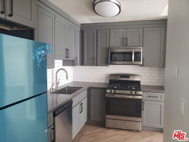 Building Photo - 310 S Kenmore Ave Unit 204