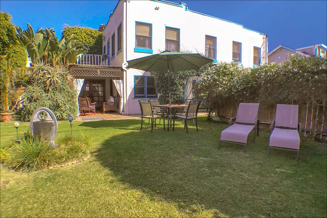 HUGE child-friendly yard w/outdoor dining set & lounge chairs - 14 S Venice Blvd Unit apt #14
