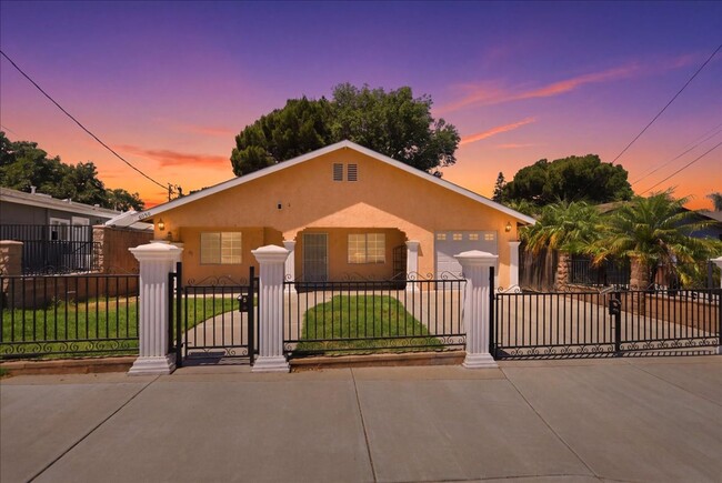 Building Photo - Spacious Home, Generous Yard, Great Riverside Location