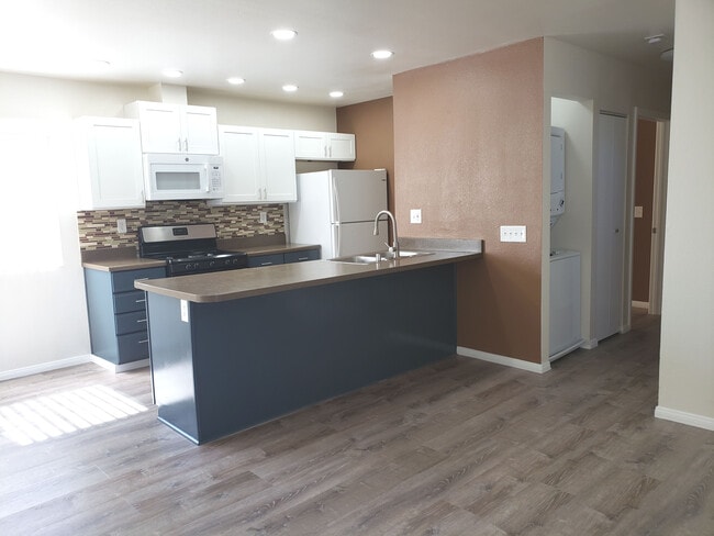 Photo - 1261 Victor St