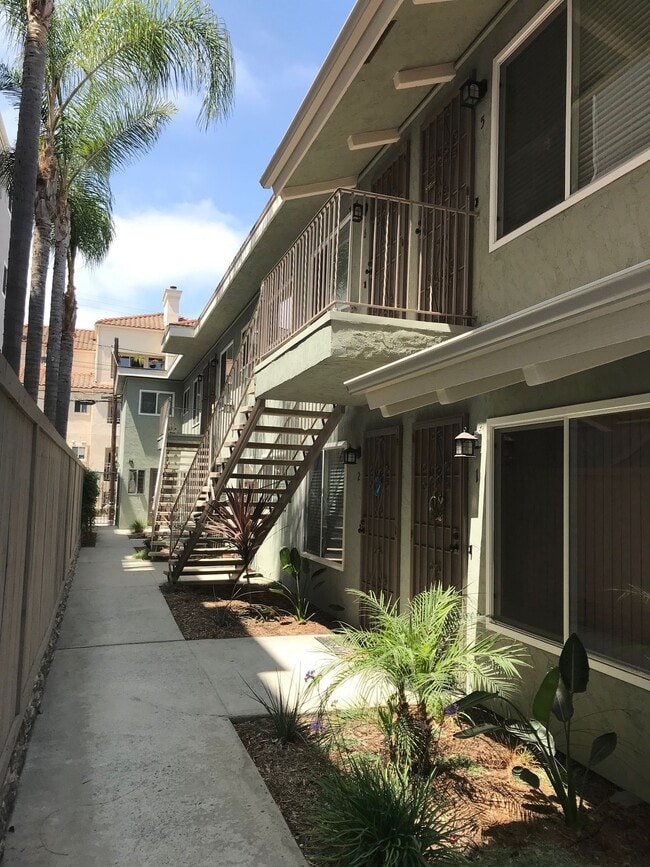 Building Photo - 3686 Third Avenue Unit 2