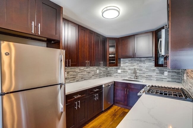 Building Photo - 633 W Hyde Park Blvd Unit 11